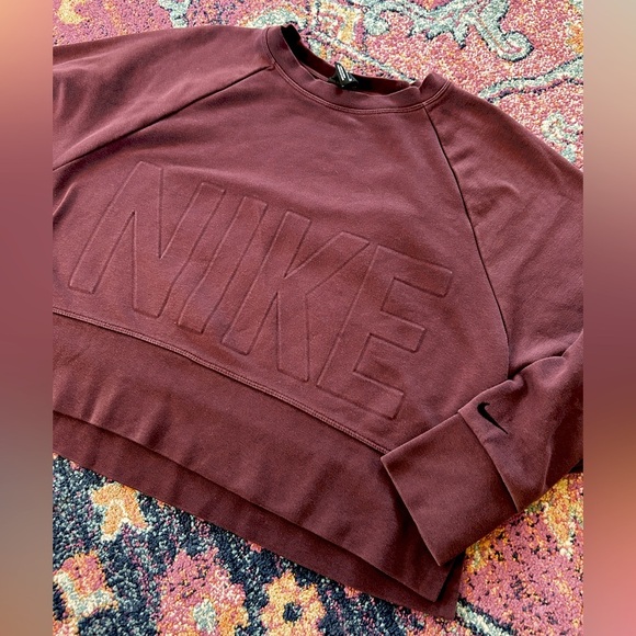 🔥Nike | Women's Burgundy ‘Versa’ Embossed Logo Cropped Sweatshirt, side slits, M - Picture 9 of 15